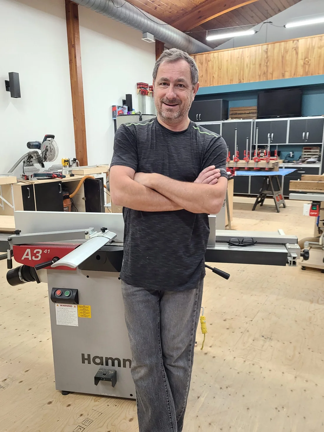 Franck, ébéniste et fondateur de SUDCM, dans son atelier